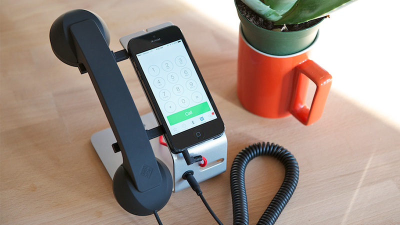 Illustration for article titled The Only Excuse For Having a Desk Phone in This Day and Age